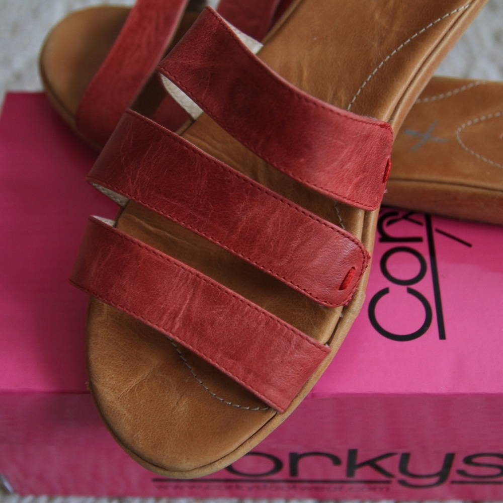 GORGEOUS OLUKAI SANDALS